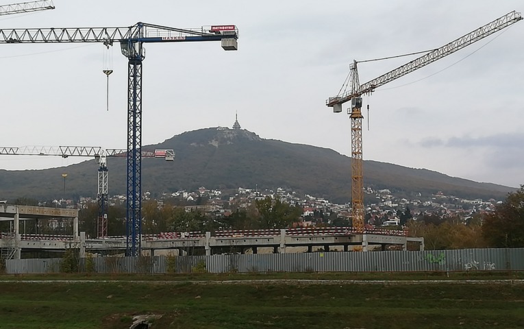 promenada-living-park-nitra-zlty-liebherr-154-ec-h6-vzadu-lc140-modry-lc5211